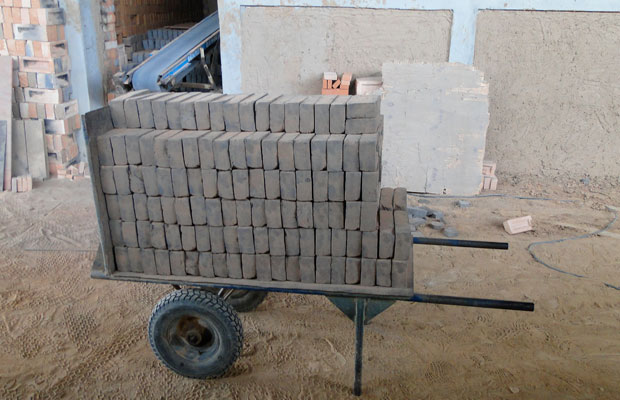 Transporte dos tijolos para o forno